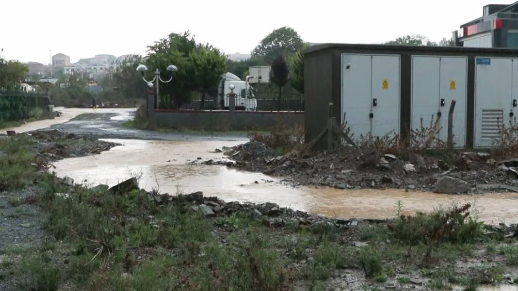 İstanbul'da sağanak sele dönüştü: İstinat duvarı çöktü, yollar göle döndü... 19